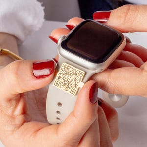 QR Code Watch Charm Personalizado Prata Apple Watch Acessórios Personalizados QR Code Scannable Cartão de Visita Charm Presente para mãe Presente de Dia das Mães