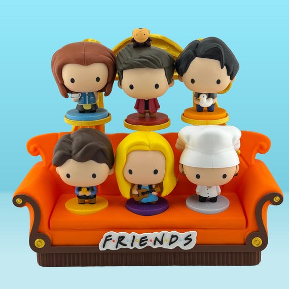 Friends フィギュア McDonald's Friends Sofa Display for Mcdonald's Figurines 2026 |stand | Desk
