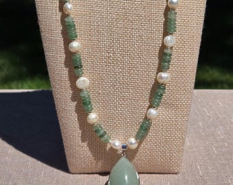 Collana regolabile con avventurina verde e perle d'acqua dolce / Collana artigianale con perline di pietre preziose verdi per donna / Regalo semplice ed elegante