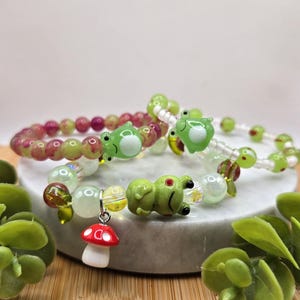 Armband med glasgrodorpärlor | Armband inspirerat av groda och svamp i stugfärg | Boho-smycken för kvinnor | Söt handgjord trädgrodapresent