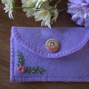 Cartera de fieltro con bordado floral