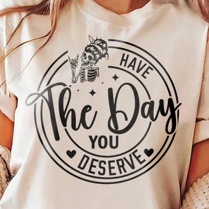 Have the Day You Deserve SVG, grappig skelet svg, vredesteken skelet svg, grappige karma svg, Snarky svg, pdf, DXF, png, je verdient Svg