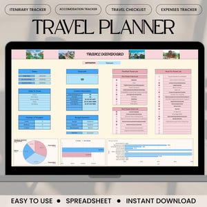 Könnte beinhalten: Ein Laptop-Bildschirm zeigt eine Google Sheets-Tabelle mit einer Vorlage für einen Reiseplaner. Die Tabelle enthält Abschnitte für Reiseroute, Unterkunft, Reise-Checkliste und Ausgaben. Die Tabelle ist farbenfroh mit rosa, blauen und weißen Akzenten. Der Text "TRAVEL PLANNER" wird in großen, fetten Buchstaben oben auf dem Bildschirm angezeigt.