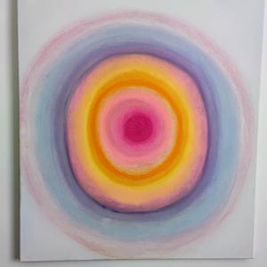 Könnte beinhalten: Abstraktes Gemälde mit einem kreisförmigen Design. Die Mitte des Kreises ist tiefrosa, umgeben von konzentrischen Ringen in Hellrosa, Gelb und Orange. Der äußere Ring ist hellblau mit einem Hauch von Lila.