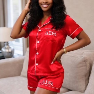 DST Röd med vita kanter Satinpyjamas i normal storlek, Present till henne