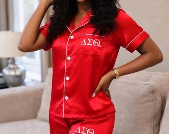 Zomertijd rood met witte bies satijnen pyjama's Maat valt op maat, cadeau voor haar