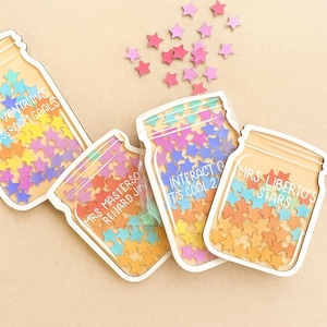 Peut inclure: Quatre découpes en forme de bocaux Mason avec des confettis en forme d'étoiles colorées. Chaque bocal porte du texte, dont "CLASSROOM GOALS" et "MRS. LIBERTO'S STARS". Des étoiles éparpillées roses, violettes et rouges sont également présentes. Les bocaux sont sur une surface beige.