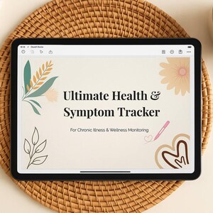 Peut inclure: Une tablette noire affichant "Ultimate Health & Symptom Tracker" avec des illustrations florales, posée sur un dessous de plat tressé. Une tasse de café est à côté. Le suivi est pour la surveillance des maladies chroniques et du bien-être.