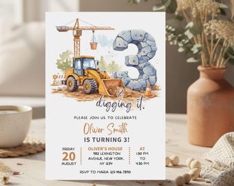 Puede incluir: Invitación de cumpleaños con una ilustración en acuarela de maquinaria de construcción. El diseño incluye una cargadora frontal amarilla, una grúa y un gran número 3 de piedras. El texto dice "digging it" e invita a la fiesta del 3er cumpleaños de Oliver Smith.