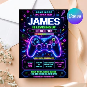 Może przedstawiać: Czarne zaproszenie z neonowym wzorem na przyjęcie urodzinowe. Zaproszenie zawiera imię "JAMES" dużymi, pikselowanymi literami oraz tekst "IS LEVELING UP LEVEL 10!". Neonowy kontroler znajduje się na środku. Zawiera szczegóły imprezy.