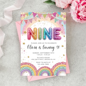 Puede incluir: Una colorida invitación de cumpleaños con la palabra "NINE" en letras brillantes. La invitación incluye el texto "¡Olivia cumple 9 años!" y los detalles del evento. El diseño presenta arcoíris, estrellas y un sobre rosa.