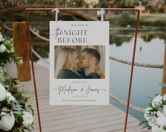 Może przedstawiać: Znak powitalny weselny z napisem "WELCOME TO the NIGHT BEFORE" i zdjęciem pary. Znak zawiera również imiona "Madison & James" oraz datę "JUNE 14.20XX". Znak jest wyświetlany na metalowym stojaku w kolorze miedzi.