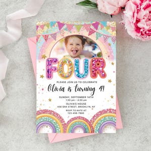Puede incluir: Una colorida invitación de cumpleaños con una foto de un niño. La invitación presenta la palabra "FOUR" en letras brillantes, un diseño de arcoíris y el texto "Olivia is turning 4!" con detalles del evento. Se incluye un sobre rosa.