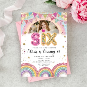 Op de afbeelding: Een verjaardagsuitnodiging met een foto van een jong meisje, met het woord "SIX" in glitterroze en gouden letters. De uitnodiging bevat de tekst "Olivia wordt 6!" en evenementdetails.