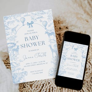 Op de afbeelding: Een uitnodiging voor een babyshower en een smartphone met hetzelfde ontwerp. De uitnodiging heeft een lichtblauwe illustratie van dieren, luchtballonnen en bladeren op een witte achtergrond. Tekst luidt "Baby Shower" en evenementdetails.