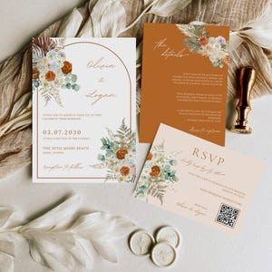 Puede incluir: Juego de papelería de boda con diseños florales en tonos naranja, blanco y verde. La invitación incluye los nombres "Olivia & Logan", detalles del evento e información de RSVP. El juego incluye una invitación, una tarjeta de detalles y una tarjeta RSVP.