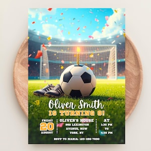 Op de afbeelding: Een verjaardagsuitnodiging met een voetbalthema. Het toont een voetbal met een brandende kaars op een groen veld, met voetbalschoenen. De uitnodiging luidt "Oliver Smith wordt 8!" en bevat evenementdetails.
