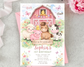 Puede incluir: Una invitación de cumpleaños rosa con temática de granja con un granero, animales de granja y detalles florales. La invitación dice "1er cumpleaños de Sophia" con detalles del evento. Un sobre rosa y flores en el fondo.