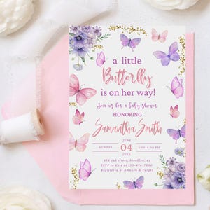 Pode incluir: Convite para chá de bebé com tema de borboletas rosa e roxas. O convite diz "a little Butterfly is on her way!" e inclui detalhes do evento, como data, hora e local.