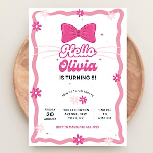 Op de afbeelding: Een roze verjaardagsuitnodiging met een strikillustratie bovenaan. De tekst luidt "Hallo Olivia wordt 5!" met evenementdetails zoals datum, tijd en locatie. Bloemenaccenten en een decoratieve rand maken het ontwerp compleet.