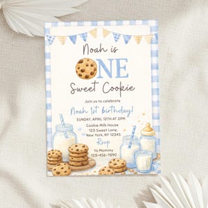Puede incluir: Una invitación a cuadros azul claro y blanco con el texto "Noah is ONE Sweet Cookie" y "Noah 1st birthday!". La invitación presenta ilustraciones de galletas, botellas de leche y una pancarta.