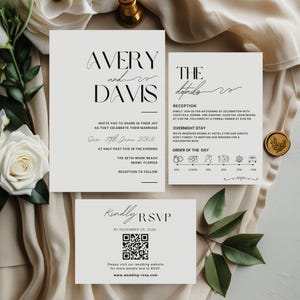 Op de afbeelding: Een trouwuitnodigingsset met drie kaarten in een lichtbeige tint, versierd met elegant zwart schrift. De hoofdpas toont de namen van het paar en de evenementdetails. Een RSVP-kaart met een QR-code is ook inbegrepen.
