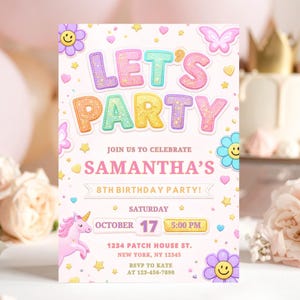 Może przedstawiać: Pastelowe zaproszenie na przyjęcie urodzinowe z napisem "LET'S PARTY" w kolorowych, szytych literach. Zaproszenie zawiera tekst "SAMANTHA'S 8TH BIRTHDAY PARTY!" oraz szczegóły wydarzenia, z ilustracjami kwiatów i jednorożców.