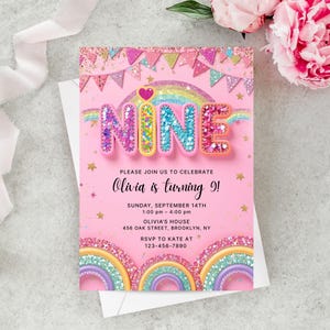Puede incluir: Invitación de cumpleaños rosa con la palabra "NINE" en letras grandes y brillantes. La invitación incluye el texto "¡Olivia cumple 9 años!" y los detalles del evento. El diseño presenta arcoíris, estrellas y una pancarta.