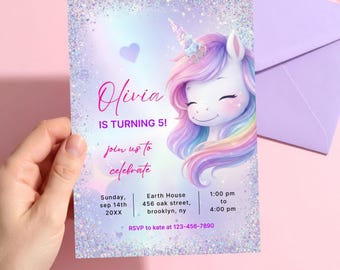 Könnte beinhalten: Eine pastellfarbene Geburtstagseinladung mit einer Einhorn-Illustration. Die Einladung trägt den Text "Olivia wird 5!" und enthält die Veranstaltungsdetails: Datum, Uhrzeit und Ort.