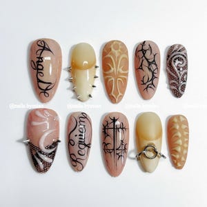 Uñas postizas de ángel gótico: encaje negro, letras de Réquiem, puntas 3D y anillos plateados