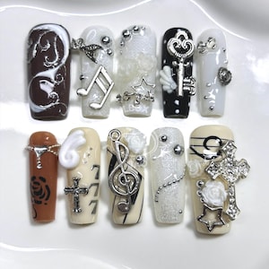 Presse-ongles gothique vintage : breloques croix en argent et roses blanches