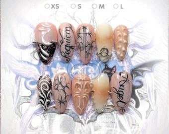 Gothic Engel Press On Nails: Schwarze Spitze, Requiem-Schriftzug, 3D-Spikes & silberfarbene Ringe