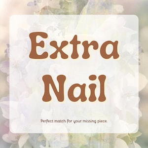 以下が含まれることがあります： 茶色のスタイリッシュなフォントで「Extra Nail」という文字が書かれたグラフィック。その下に「Perfect match for your missing piece」というフレーズがあります。背景は、柔らかくぼやけた花柄のデザインです。