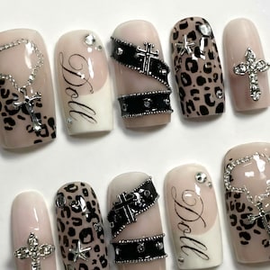 Uñas postizas góticas de leopardo: Cruz cromada, cadena y tira con tachuelas