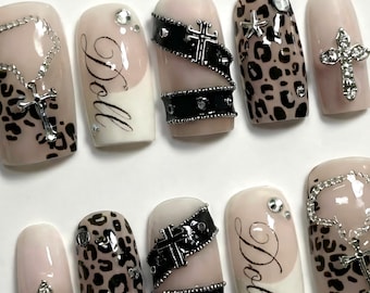 Gothic Leopard Presse auf den Nägeln: Chrom Kreuz, Kette und Nietenbügel Kunst