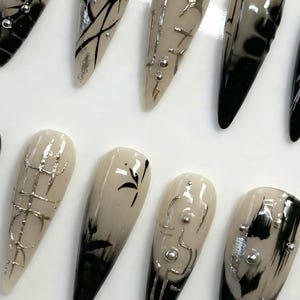 サイバーコア・アブストラクト・プレスオンネイル：シルバークローム、グランジ＆ハンドペイントアート 画像 2