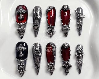Uñas postizas de vampiro gótico: Cruz roja, negra y plateada - Hechas a mano