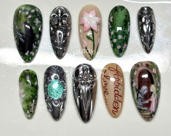 Unghie finte gotiche vintage: armatura metallica, foresta anticata e motivi floreali romantici