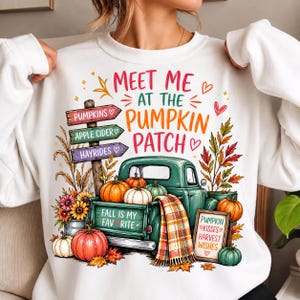Peut inclure: Un sweat-shirt blanc à manches longues avec un motif coloré représentant un vieux camion vert, des citrouilles, des feuilles d'automne et un panneau en bois. Le texte indique : MEET ME AT THE PUMPKIN PATCH, FALL IS MY FAVORITE, PUMPKINS, APPLE CIDER, HAYRIDES, PUMPKIN KISSES HARVEST WISHES.