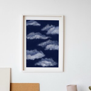 Bewölkter Nachthimmel druckbare Wandkunst - Himmlische dunkelblaue Ästhetik, bewölkter Sternenhimmel für Schlafzimmer, verträumte Wolken, Mondlichtdekor