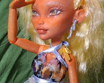 OOAK Beachy Summer Girl Art Doll Benutzerdefinierte G3 Monster High Repaint und Stoff Mermaid Tail CharlieB Dollies