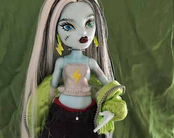 OOAK Frankenstein Kunst Puppe Benutzerdefinierte Alternative Fashion G3 Monster High Repaint CharlieBDollies