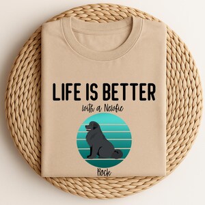Camiseta personalizada para perro Terranova: &quot;La vida es mejor con&quot; Camiseta con nombre y raza de mascota, regalo personalizado para dueños de perros.