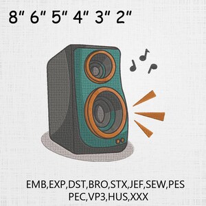 Puede incluir: Un diseño de altavoz bordado con detalles en verde azulado y naranja, que emite ondas sonoras y notas musicales. El altavoz mide aproximadamente 20 cm de alto. La imagen también incluye formatos de archivo de bordado.