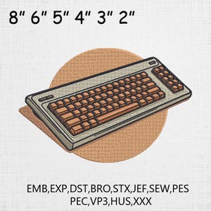 Op de afbeelding: Een vintage-stijl computertoetsenbord met bruine toetsen en een beige behuizing. Het toetsenbord bevindt zich op een bruine achtergrond met de tekst "8" 6" 5" 4" 3" 2" EMB,EXP,DST,BRO,STX,JEF,SEW,PES PEC, VP3, HUS,XXX" erboven.