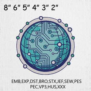Op de afbeelding: Een geborduurd ontwerp in teal en marineblauw, met een wereldbol met printplaatpatronen. Het ontwerp is omlijst door een zilveren rand met groene en witte accenten. Maten van 5,08 cm tot 20,32 cm.