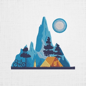 Puede incluir: Un diseño bordado de una cordillera con una luna azul y blanca, una tienda de campaña, una fogata y una bicicleta. Las montañas son azules y blancas, la tienda de campaña es naranja, la fogata es naranja y amarilla, y la bicicleta es negra y naranja.