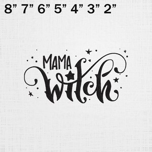 以下が含まれることがあります： 白い背景に黒い刺繍デザインで、Mama Witchという文字がスタイリッシュなスクリプトフォントで描かれています。デザインには小さな星と点のアクセントが含まれています。画像の上部には、20.3cm、17.8cm、15.2cm、12.7cm、10.2cm、7.6cm、5.1cmの利用可能なサイズが表示されています。