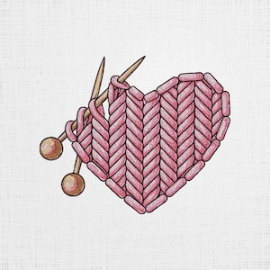 Puede incluir: Un corazón rosa tejido con agujas de tejer de madera. La forma de corazón está formada por puntadas entrelazadas, con las agujas insertadas a través de los bucles. Las agujas tienen topes redondos de color dorado. El fondo es blanco.