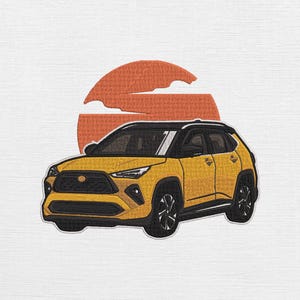 以下が含まれることがあります： 黒いアクセントが付いた黄色のSUVが、オレンジ色の太陽のデザインを背景に刺繍されたパッチ。パッチは、衣類やアクセサリーへの適用に適した、詳細なステッチの外観をしています。デザインは白い背景にあります。